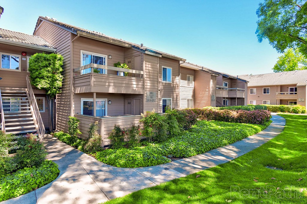 Courtyard With Green Space at The Seasons Apartments, San Ramon, CA, 94583