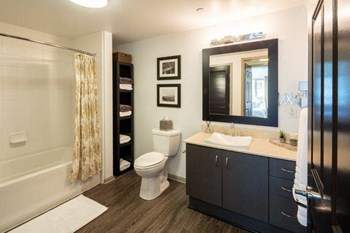 1600 VINE Los Angeles, CA 1 Bedroom Bathroom - Photo Gallery 4