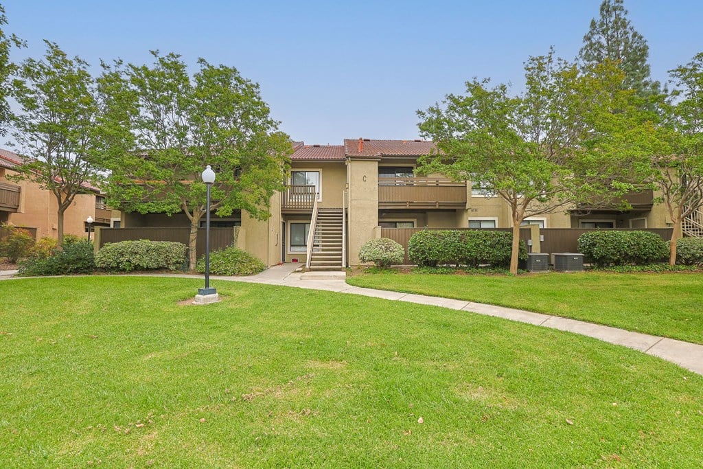 A residential area with apartment buildings and a clear sky.