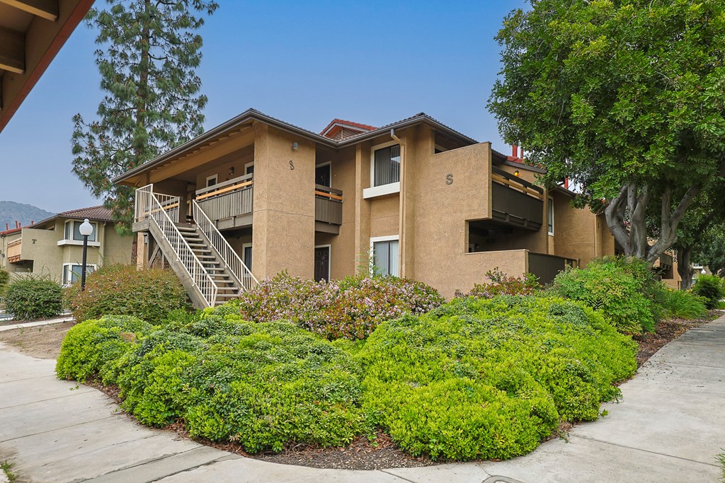 A residential area with apartment buildings and a clear sky.