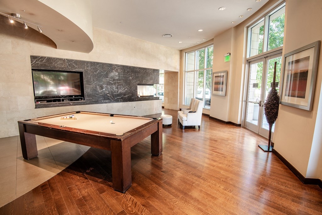 additional photo for property listing at chic digs with room to stretch out in the village 22 car