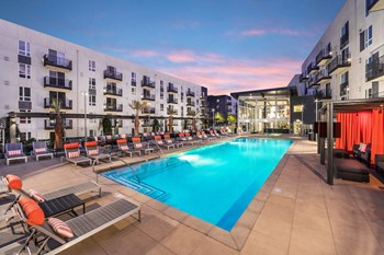 Aliso Los Angeles, CA Pool Deck - Photo Gallery 3