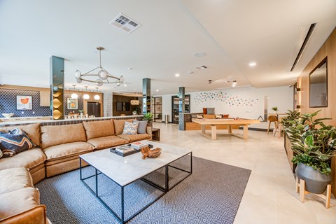 additional photo for property listing at chic digs with room to stretch out in the village 22 car