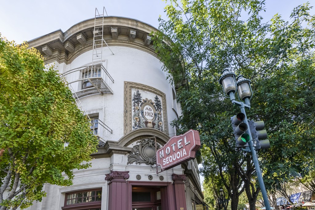 a hotel sign and a traffic light in front of a building