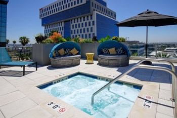 Outdoor jacuzzi lounge with a view of Hollywood. Outdoor jacuzzi lounge with a view of Hollywood. - Photo Gallery 3