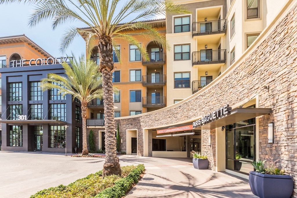 The Colony at The Lakes Retail