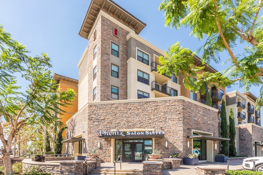 The Colony at The Lakes Retail