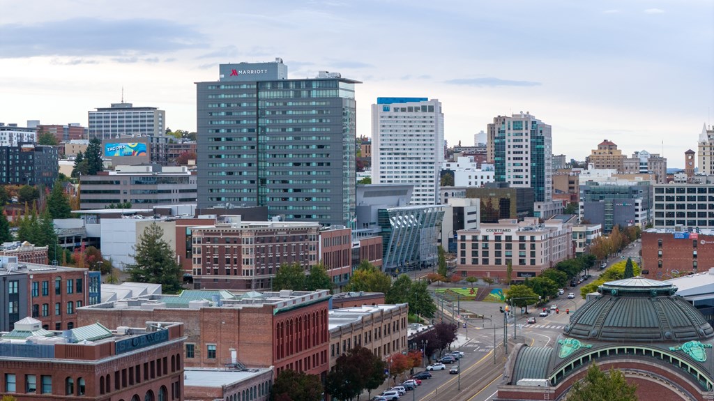 A cityscape with a large building in the center that has the word "Quantum" on it.