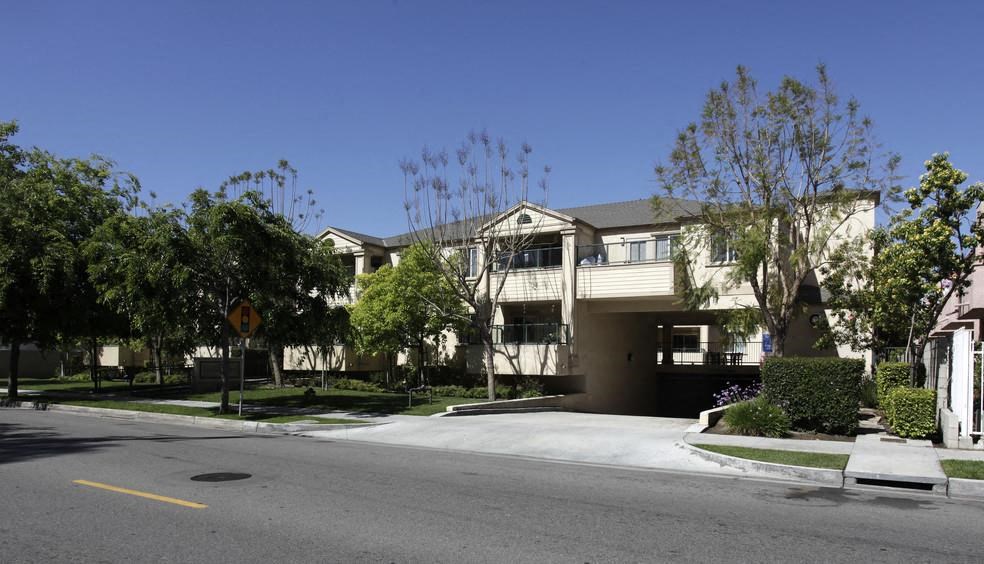 an empty street in front of an apartment building