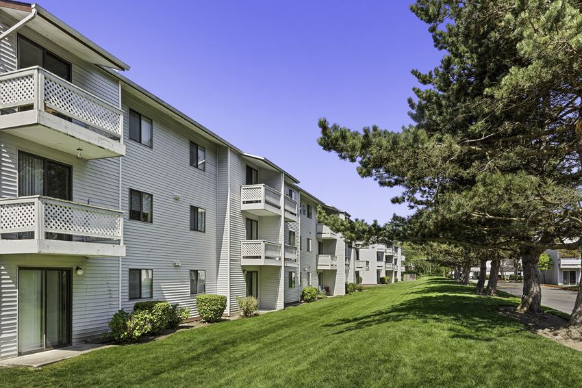 Lush Landscaping Lush Landscaping at Campo Basso Apartment Homes, WA 98087