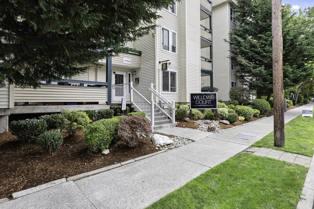 Walkway to Willows Court Apartment Homes, WA 98125