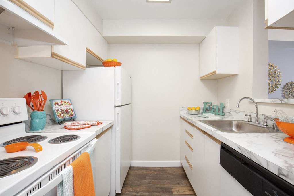 Fully Equipped Kitchen at Camelot Apartment Homes, Everett, WA
