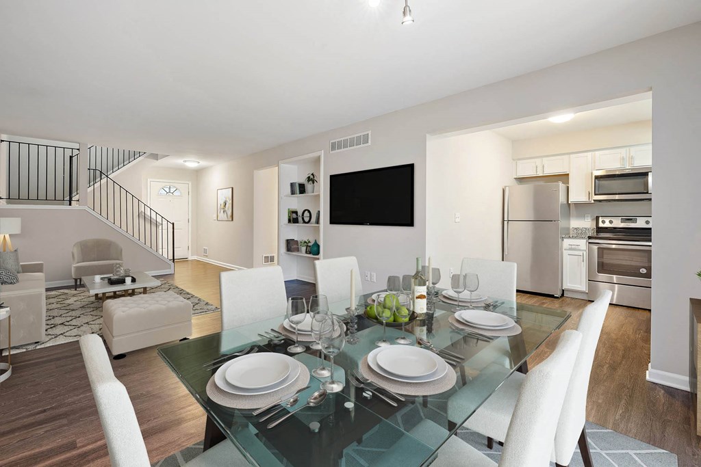 Dining Area at Shorebrooke Townhomes, Novi, MI, 48375