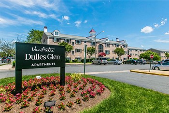 Entrance Signage Entrance Signage at Dulles Glen, Herndon, 20170 - Photo Gallery 5