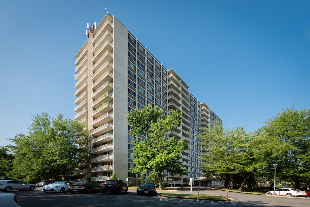 The Outdoor View of the Building at The Aspen, Alexandria, Virginia