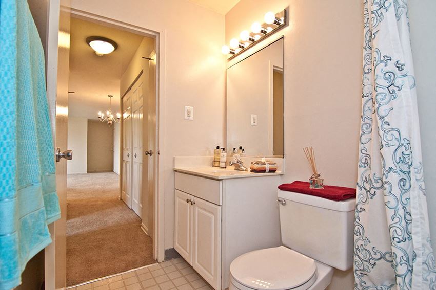 Luxurious Bathroom at Dulles Glen, Virginia - Photo Gallery 1