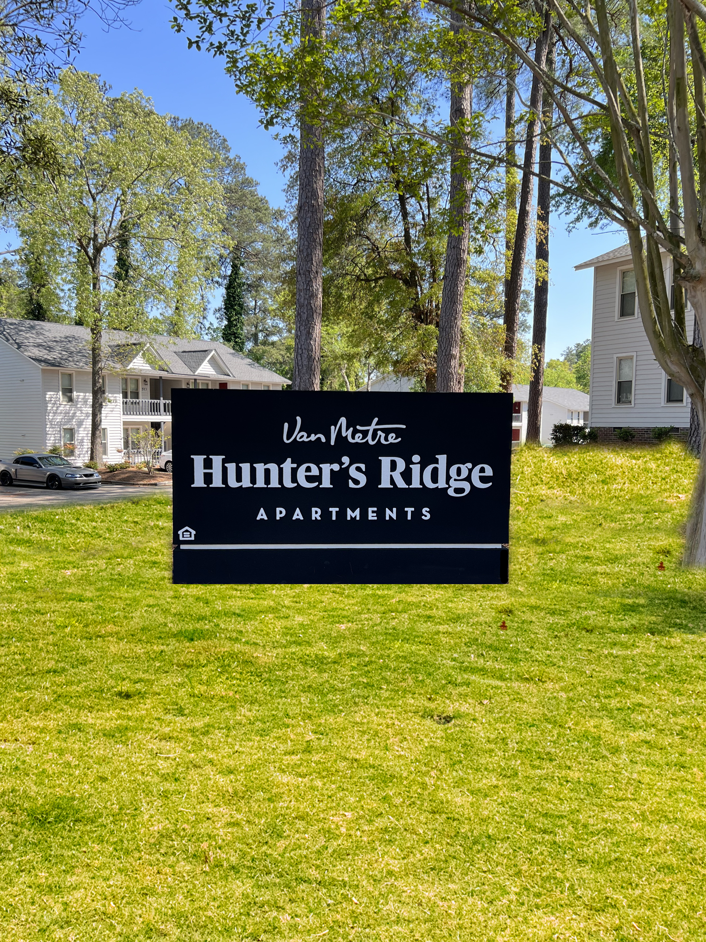 Business Signage of Hunter's Ridge Apartments