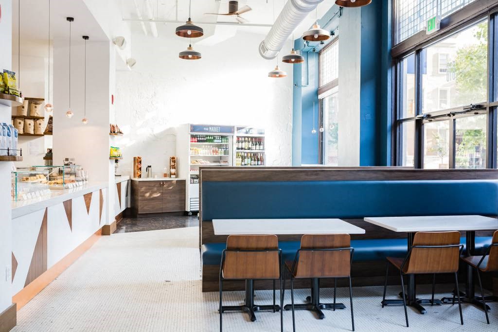 a restaurant or other place to eat at hive bed and backpacker