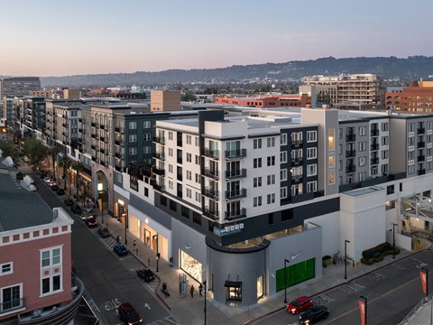 AVE Emeryville At Bay Street