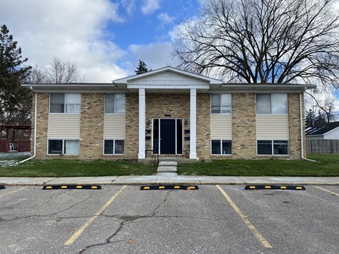 A building with a parking lot in front of it.