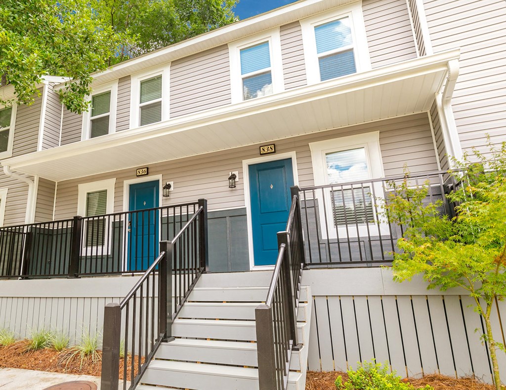 Apartment exterior with stairs at Forest Hills Racquet Club, Georgia