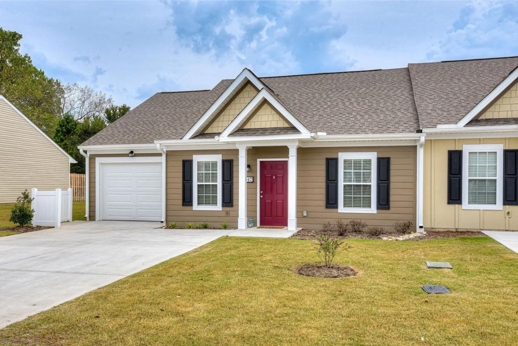 Townhouse with private driveway