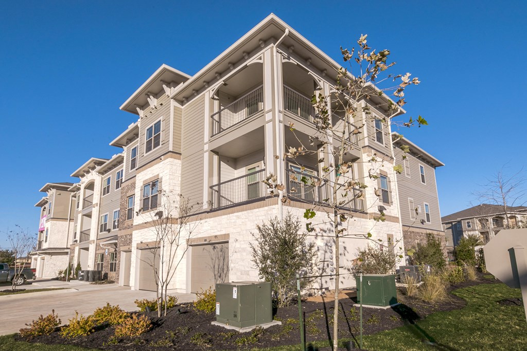 Building Exterior at Cue Luxury Apartments, Texas, 77433