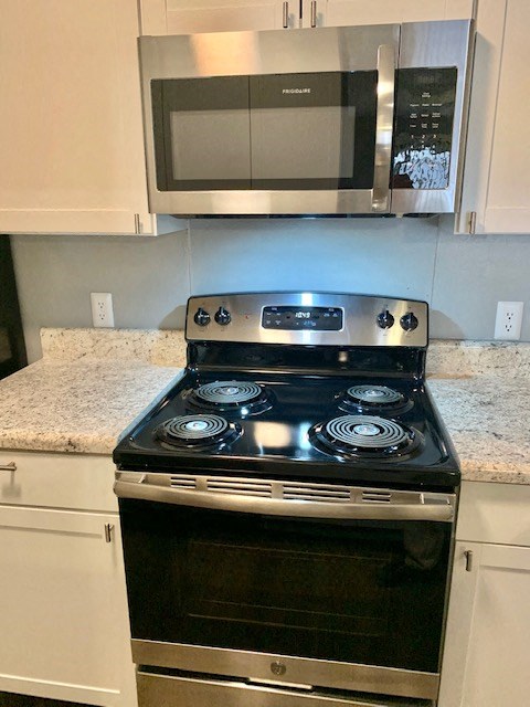 Electric Range In Kitchen at Hunters Chase, North Carolina