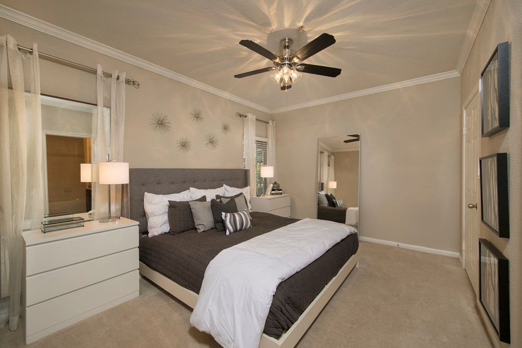 Spacious bedroom in apartments for rent near the Medical Center