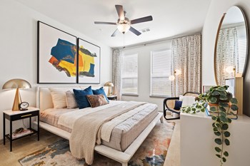 Bedroom with king sized bed - Photo Gallery 25