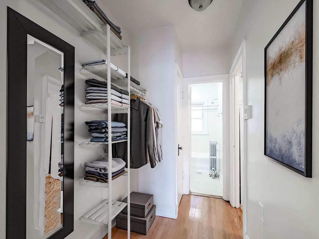Berteau Manor - Studio Closet