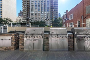 65 East Scott Sundeck Grilling Station 65 East Scott Sundeck Grilling Station - Photo Gallery 5