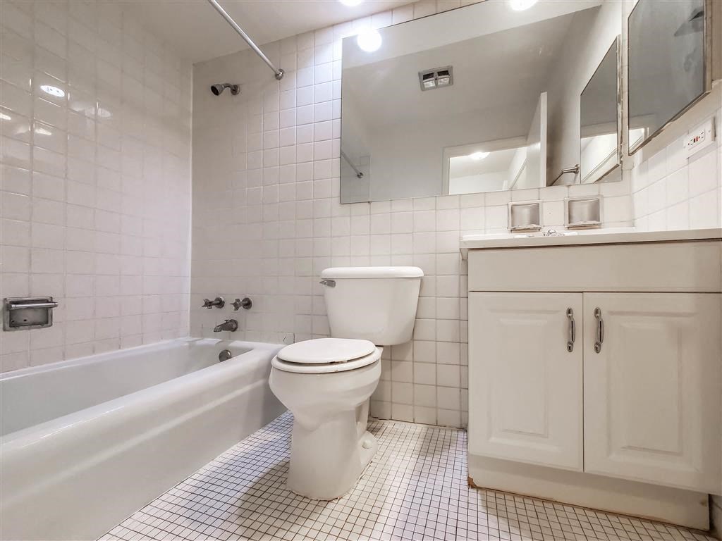 Grace Shores - Bathroom