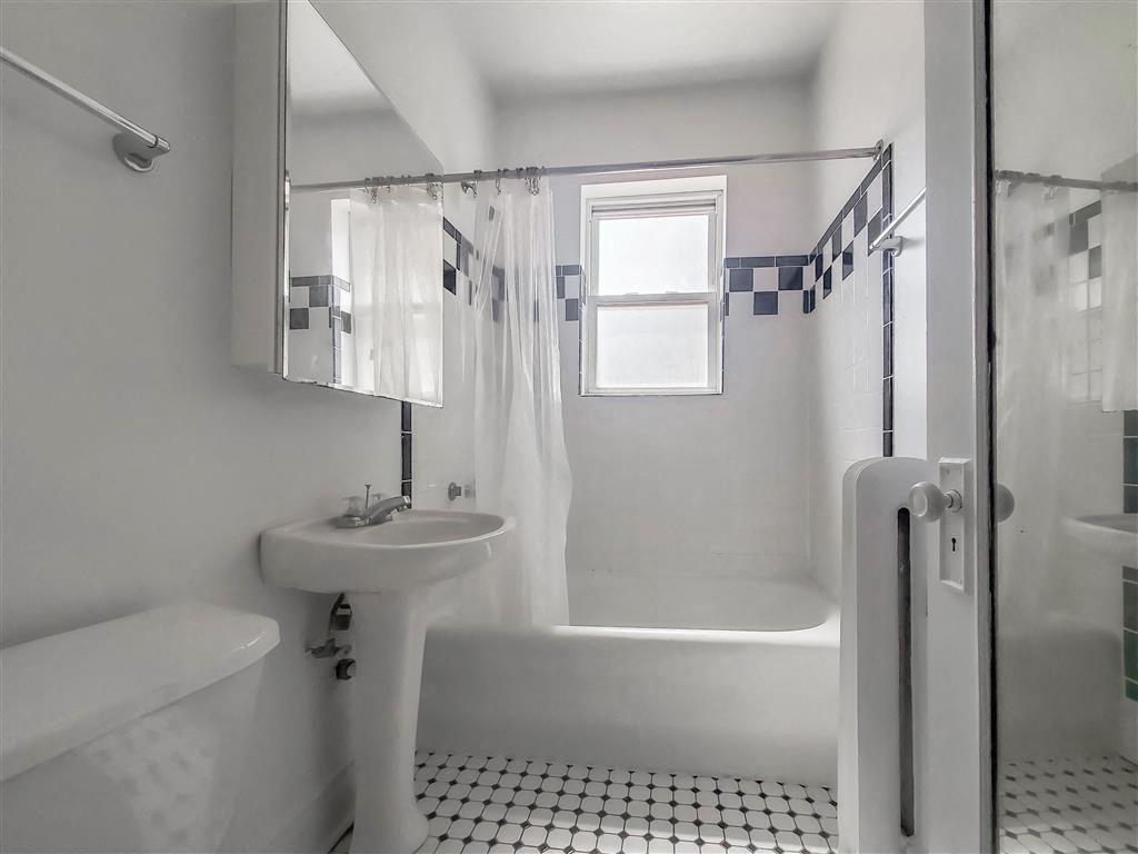 Green Manor - Bathroom