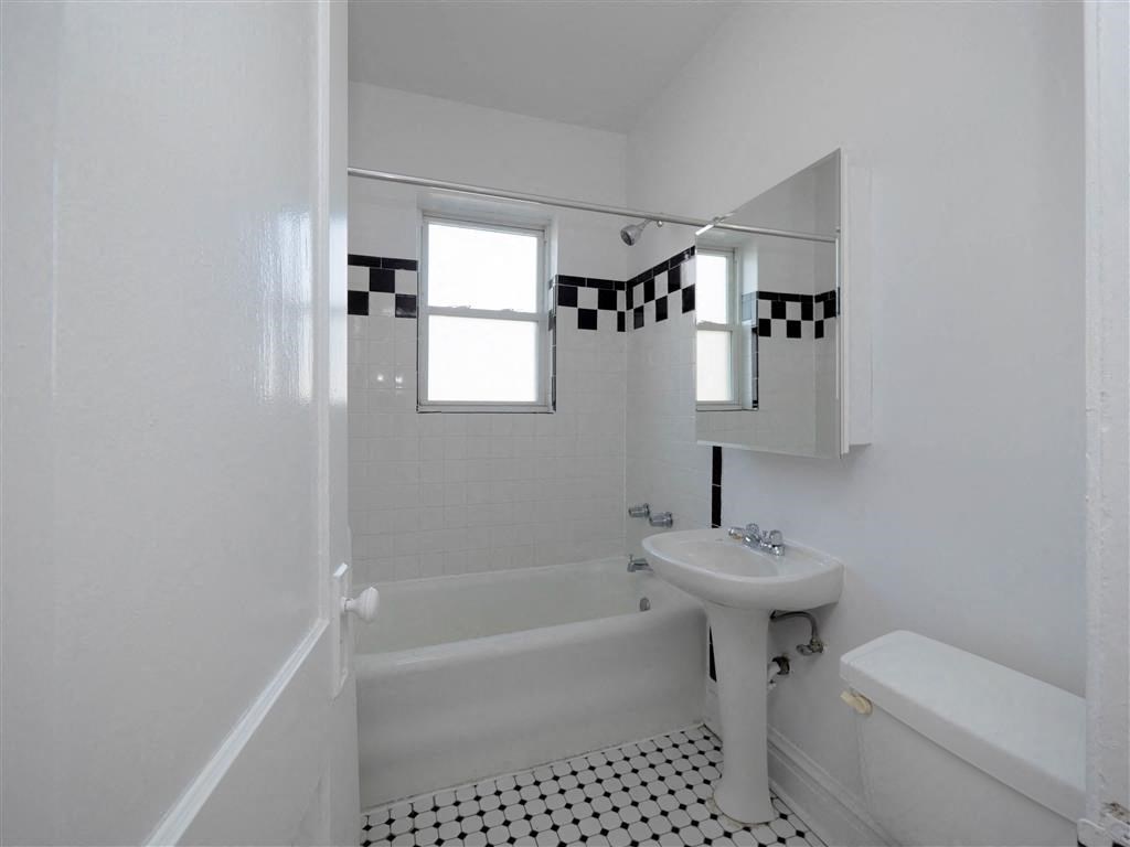 Green Manor - Bathroom