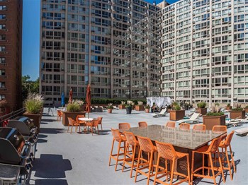 Group Fox - The Van Der Rohe - Roof Deck Group Fox - The Van Der Rohe - Roof Deck - Photo Gallery 4