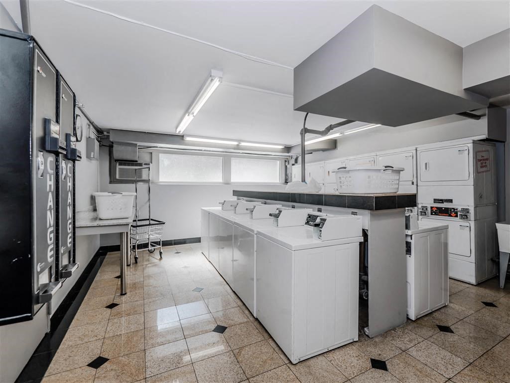 Group Fox - The Van Der Rohe - Laundry