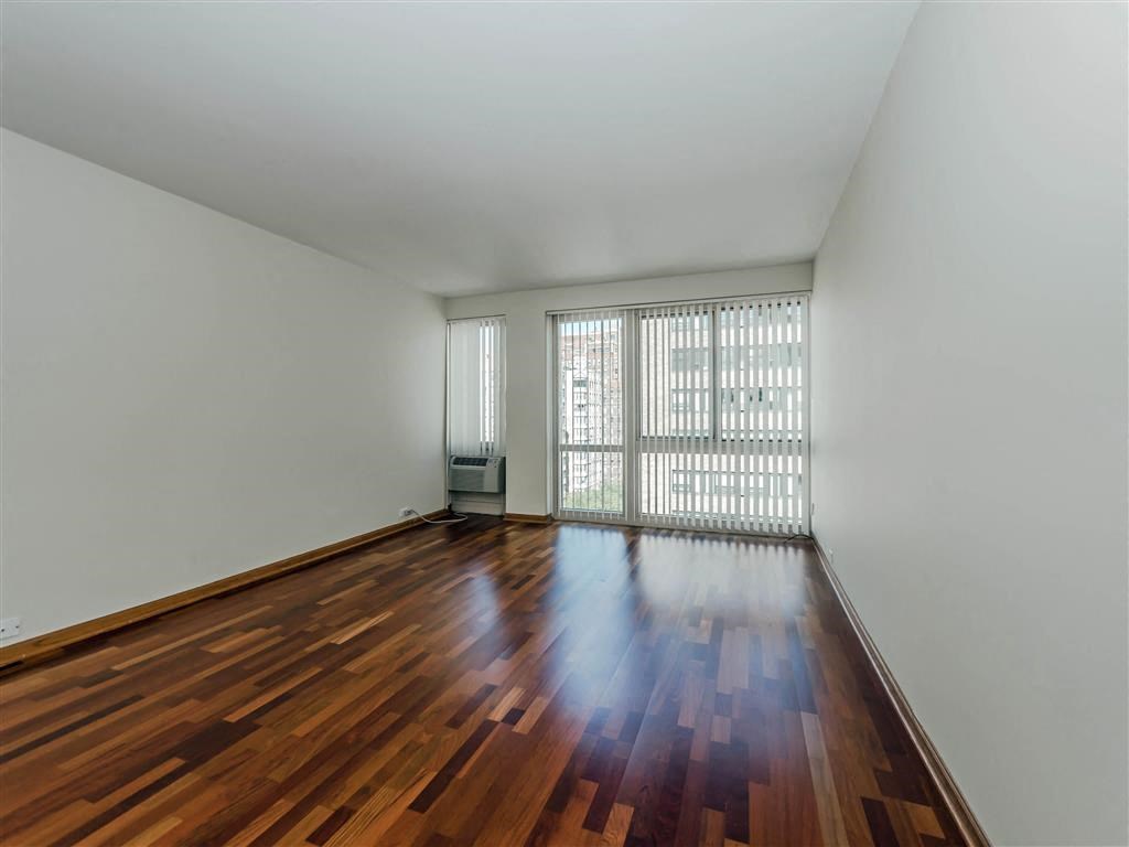 Group Fox - The Van Der Rohe - Bedroom