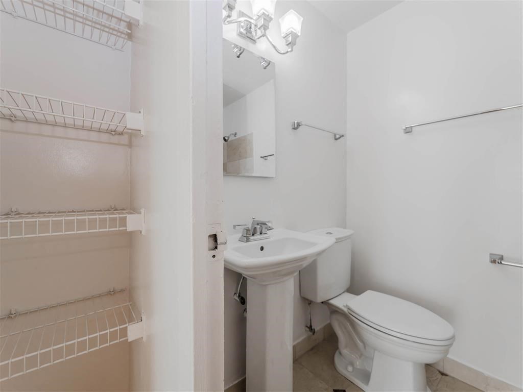 Group Fox - The Van Der Rohe - Bathroom