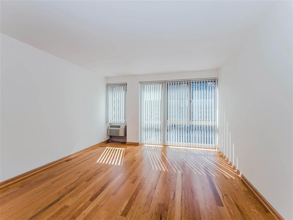 Group Fox - The Van Der Rohe - Bedroom