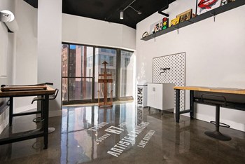 777 South State - Amenity Art Studio 777 South State - Amenity Art Studio - Photo Gallery 4