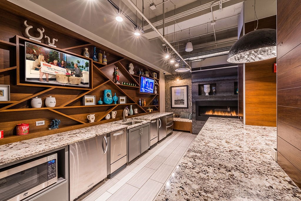 Axis Sky Deck, Sky Club