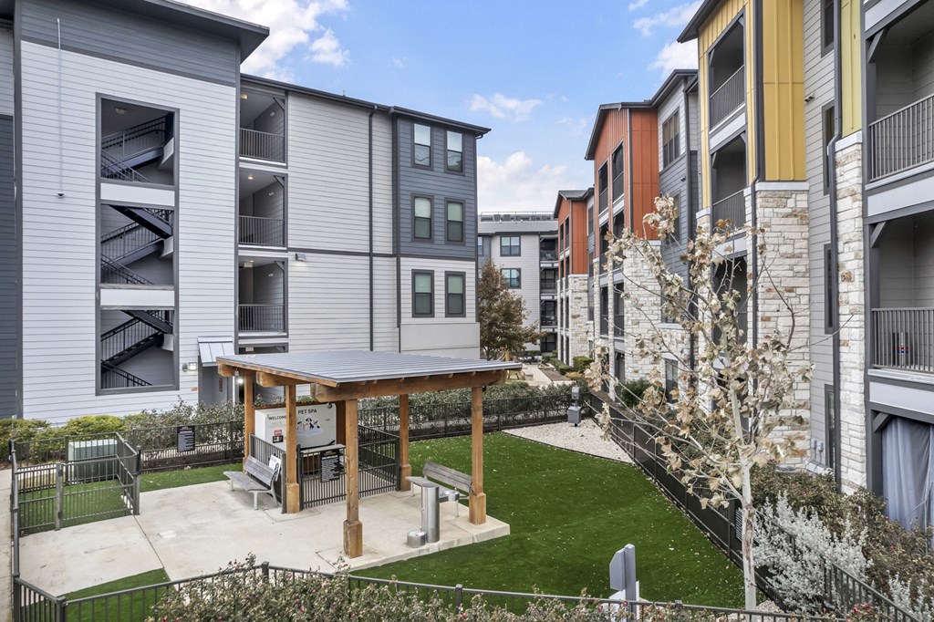 Pet Park¦Axis Hamilton Luxury Apartments