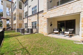 the preserve at ballantyne commons apartments patio and grass