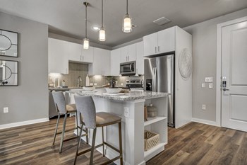 4201 City Point Drive West 1-2 Beds Apartment for Rent - Photo Gallery 3