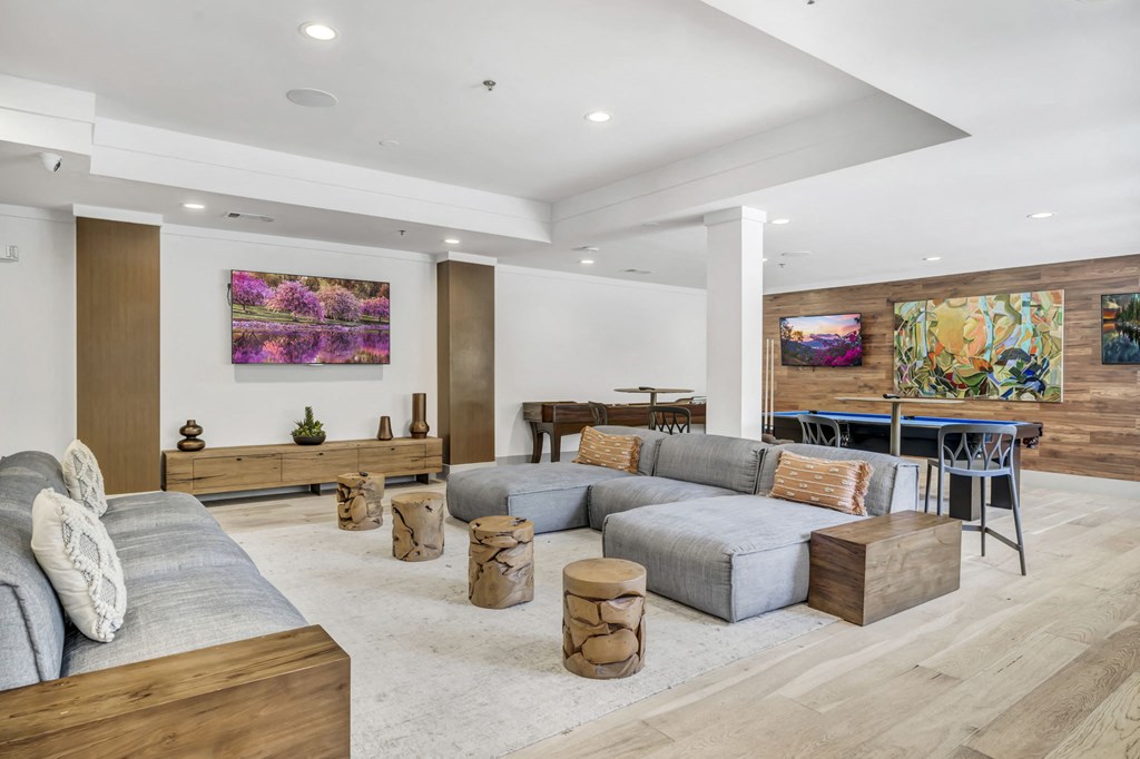 additional photo for property listing at chic digs with room to stretch out in the village 22 car