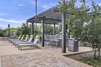 Sundeck¦Axis Hamilton Luxury Apartments - Photo Gallery 3