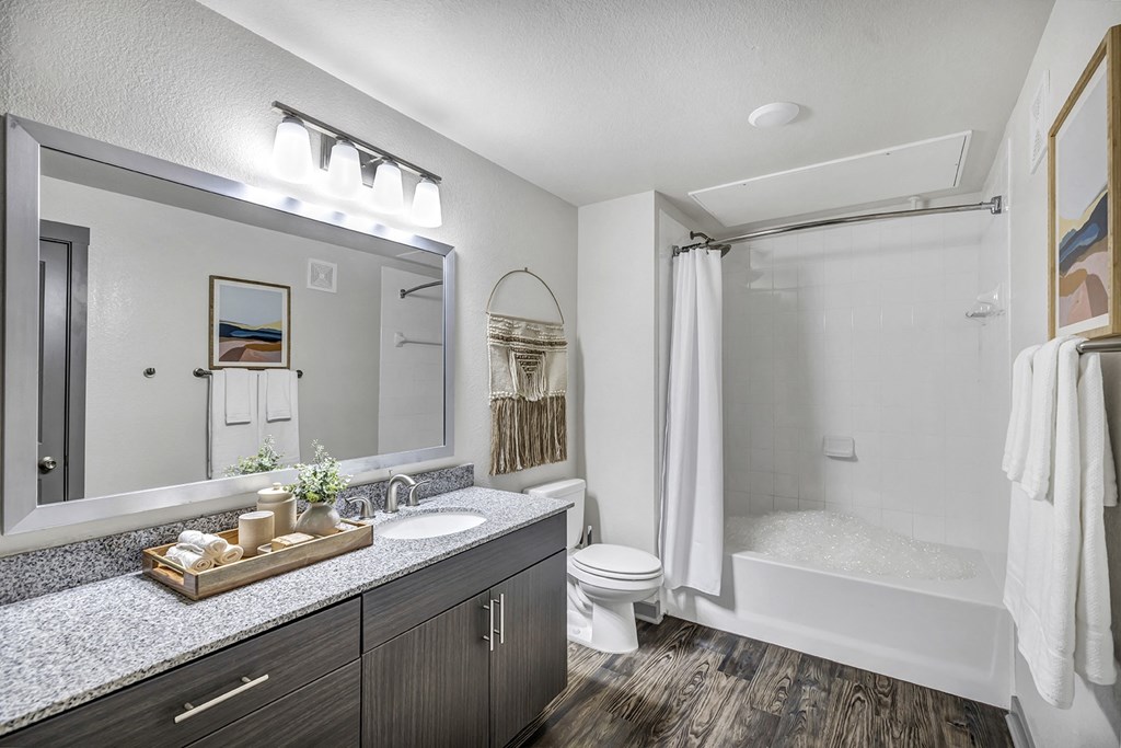 One-Bedroom Apt 16¦Axis Hamilton Luxury Apartments