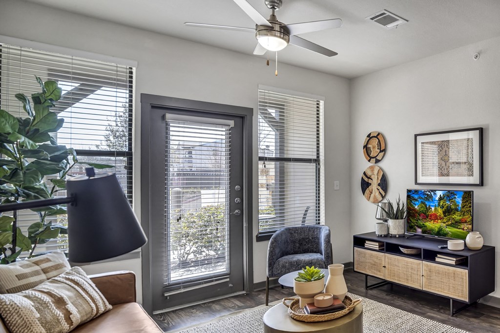 One-Bedroom Apt 8¦Axis Hamilton Luxury Apartments