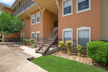770 N IH-35 1-3 Beds Apartment for Rent - Photo Gallery 36